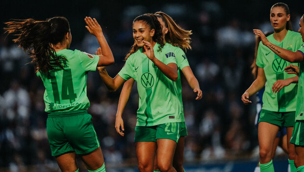 Die VfL-Wolfsburg-Spielerinnen Nuria Rabano und Ariana Arias jubeln nach einem Tor.
