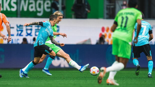 VfL-Wolfsburg-Spieler Bornauw bei einem Zweikampf im Spiel gegen Bayer 04 Leverkusen.