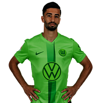 Der VfL Wolfsburg Spieler Mohammed Amoura posiert mit den Händen in der Hüfte.