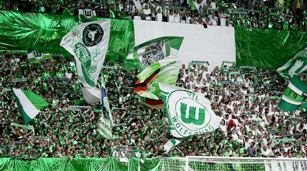 VfL Wolfsburg Fans am Jubeln. 