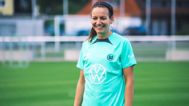 Joelle Wedemeyer lächelnd auf dem Trainingsplatz.