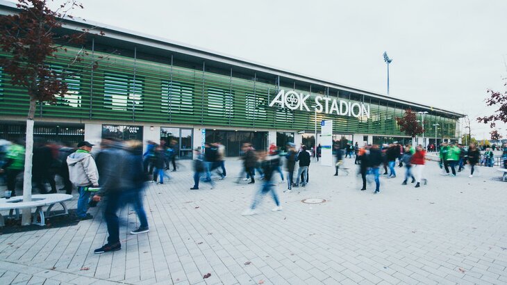 VfL-Wolfsburg-Fans vor dem AOK Stadion. 