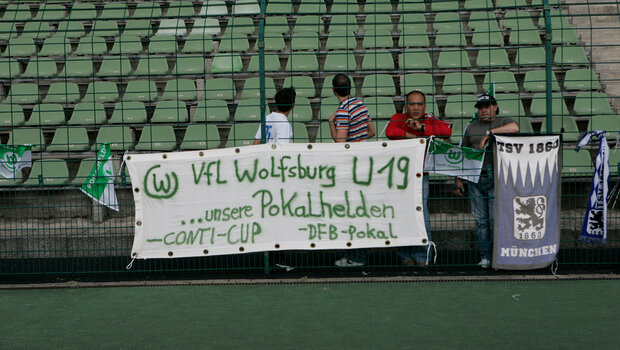 VfL-Wolfsburg-Plakate beim Pokalfinale der U19 2007.