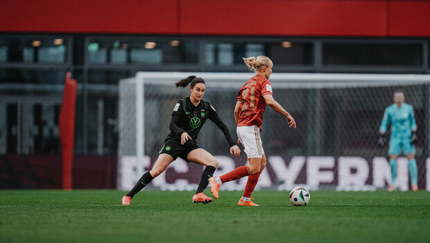 VfL-Wolfsburg-Spielerin Caitlin Dijkstra im Zweikampf.