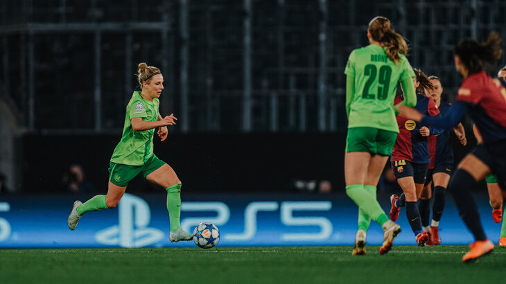 Die Spielerin des VfL-Wolfsburg Svenja Huth läuft mit dem Ball auf dem Spielfeld in Richtung der gegnerischen Mannschaft Barcelona.