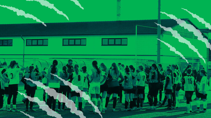 Mehrere Juniorinnen stehen beim VfL Wolfsburg Sichtungstraining im Kreis zusammen auf dem Platz. Das Bild hat einen grünen Filter. Außerdem sind oben links, oben rechts und unten links jeweils weiße Kratzer. Diese sollen die Wolfsspuren signalisieren.