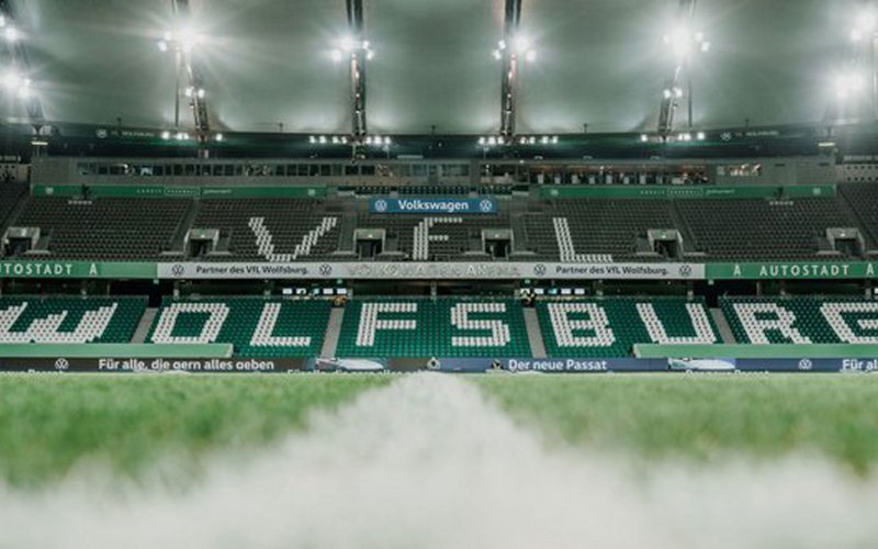 Die Volkswagen Arena von innen. Auf den Sitzplätzen ist VfL Wolfsburg zu lesen.