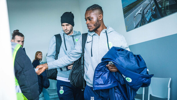Der VfL Wolfsburg-Spieler Ridle Baku beim Einchecken am Flughafen.