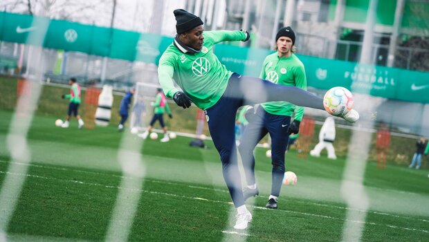 VfL-Wolfsburg-Spieler Ridle Baku schießt akrobatisch im Training aufs Tor.