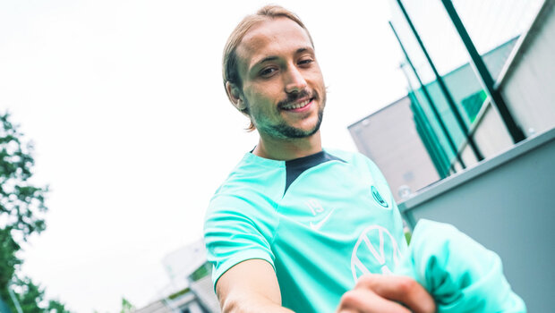 VfL-Wolfsburg-Neuzugang Lovro Majer lacht in die Kamera.