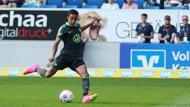 VfL-Wolfsburg-Spieler Tomas schießt den Ball aufs Tor.