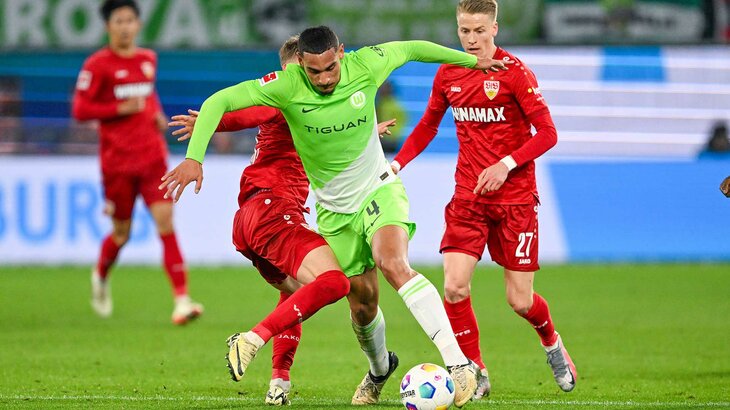 VfL-Wolfsburg-Spieler Lacroix in einem Zweikampf mit einem Gegenspieler im Spiel gegen den VfB-Stuttgart.