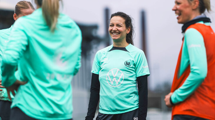 VfL-Wolfsburg-Spielerin Joelle Wedemeyer lacht im Training.