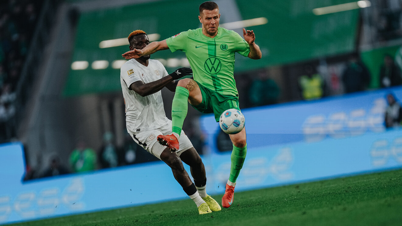 VfL-Wolfsburg-Spieler Denis Vavro im Zweikampf mit einem Gegenspieler.