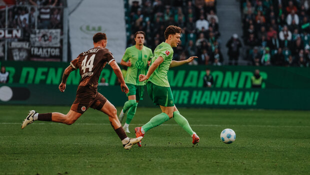 VfL-Wolfsburg-Spieler Andreas Skov Olsen spielt einen Pass.