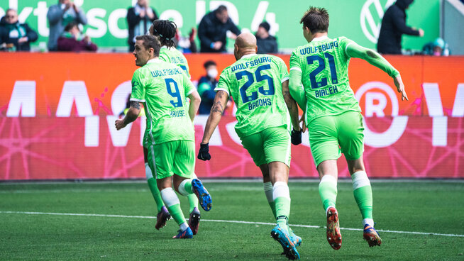 Die Spieler des VfL Wolfsburg laufen über das Spielfeld.