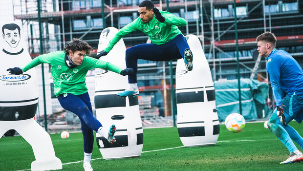 Die Spieler Jonas Wind und Maxence Lacroix vom VfL Wolfsburg beim Training