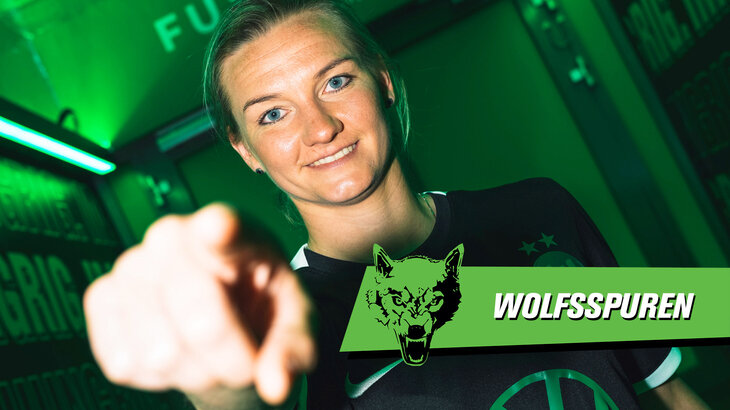 VfL Wolfsburg Spielerin Popp zeigt in der Nahaufnahme genau auf die Kameralinse.