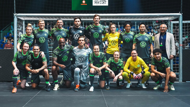 Das Infinity-League-Team des VfL Wolfsburg stellt sich für ein Gruppenfoto auf.