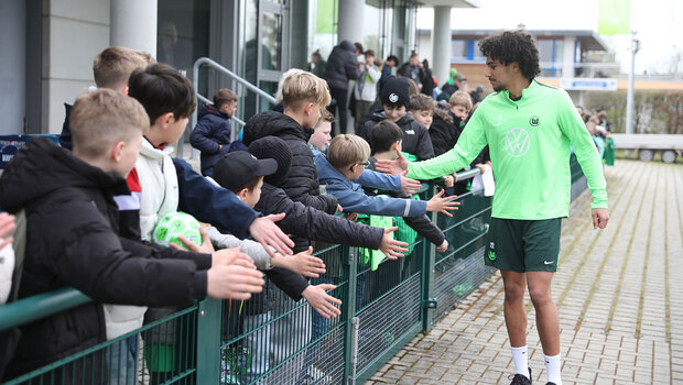 Mathys Angely klatscht mit wartenden Fans beim Training ab.