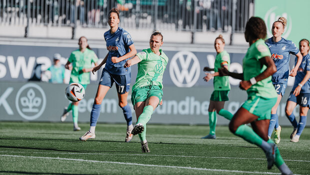 Alexandra popp vom VfL Wolfsburg spielt mit dem linken Fuß den Ball. Von links kommt Lineth Beerensteyn zur Hilfe. 