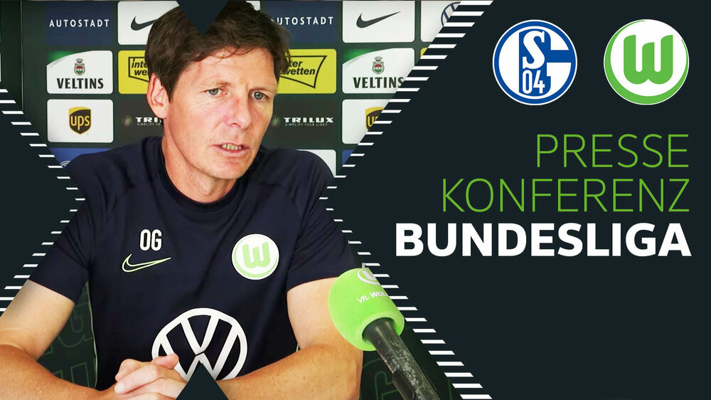 Oliver Glasner während einem Pressegespräch - daneben die Logs vo Schalke und vom VfL Wolfsburg.