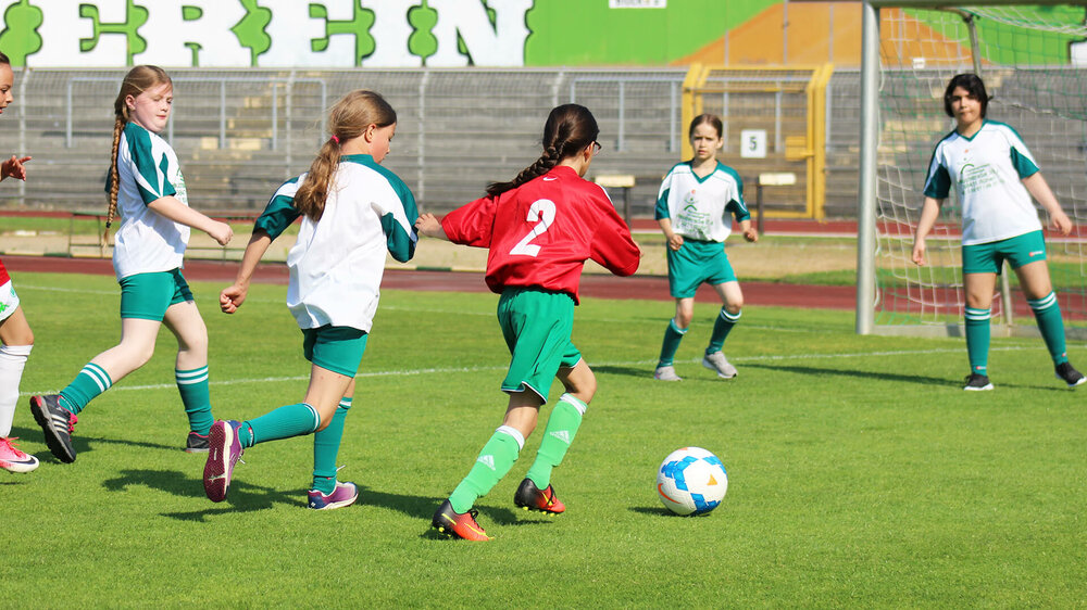 Spielende Mädchen während des Sichtungstraining des VfL Wolfsburg 2019. 