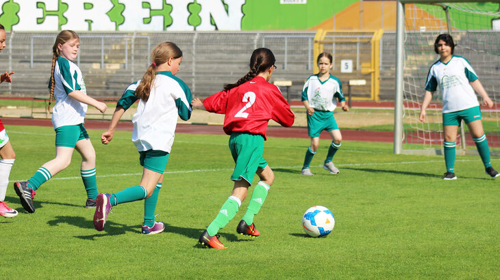 Spielende Mädchen während des Sichtungstraining des VfL Wolfsburg 2019. 