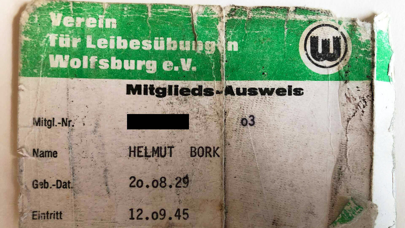 Ein alter VfL Wolfsburg Mitgliedsausweis ausgestellt auf Helmut Bork.