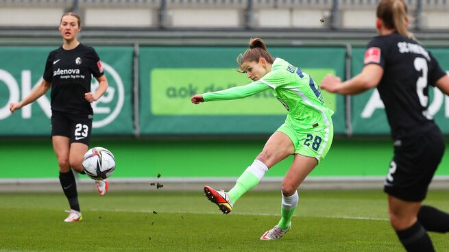 Tabea Waßmuth schießt den Ball aufs Tor, im Spiel gegen den SC Freiburg.