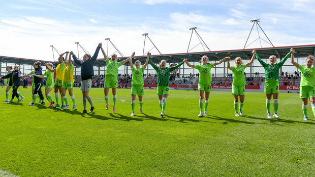 Die VfL Wolfsburg-Spielerinnen feiern nach dem Spiel mit den Fans.