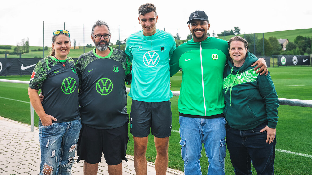 VfL Wolfsburg Spieler Zesiger posiert mit Mitgliedern seines schweizer Fanclubs.