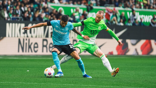 VfL-Wolfsburg-Spieler Arnold bei einem Zweikampf im Spiel gegen Bayer 04 Leverkusen.
