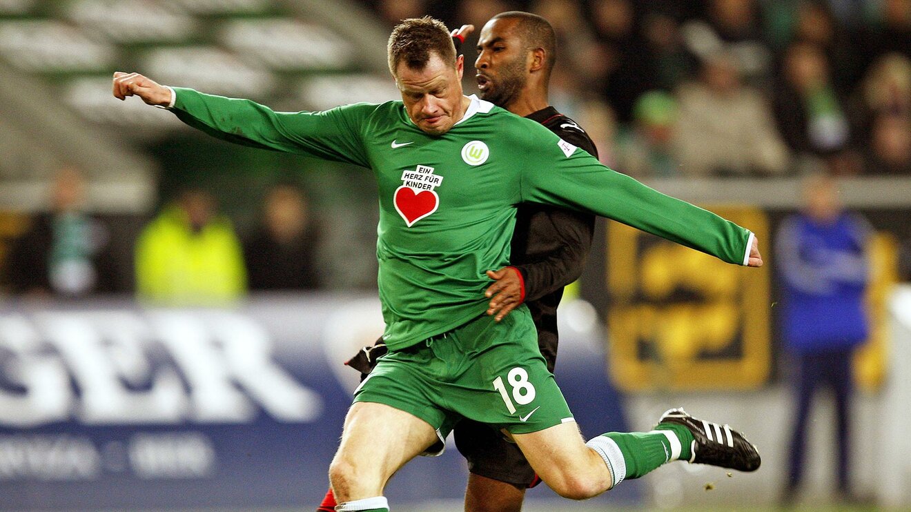 Der ehemalige Spieler Jacek Krzynowek des VfL Wolfsburg schießt den Ball.
