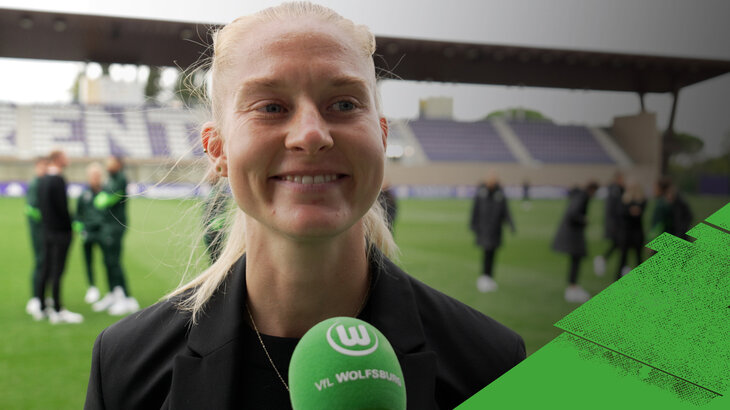 VfL-Wolfsburg-Spielerin Janina Minge am Mikrofon.