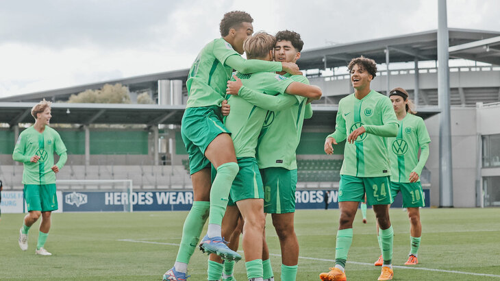 Die U19-Spieler vom VfL-Wolfsburg jubeln zusammen.
