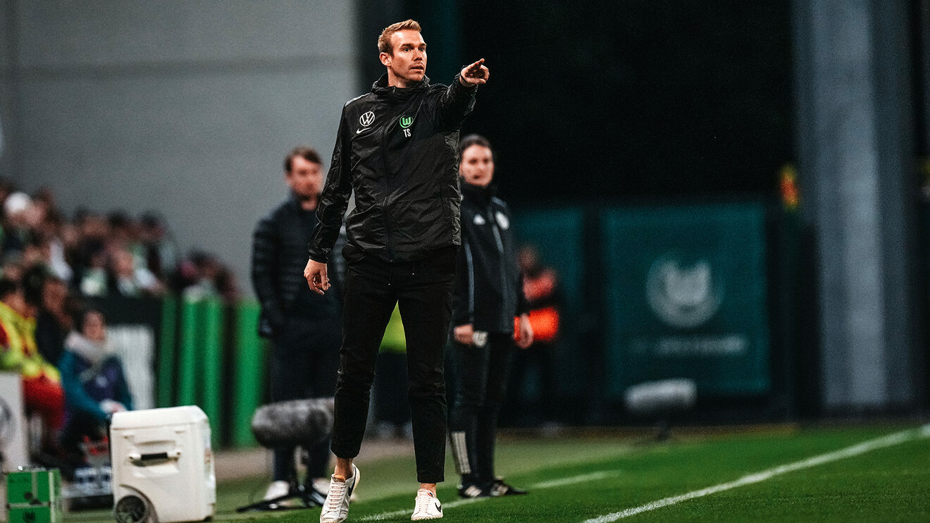 Der VfL-Wolfsburg-Trainer Tommy Stroot.