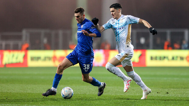 Ein ausgeliehener VfL-Spieler im Zweikampf mit einem Gegenspieler.