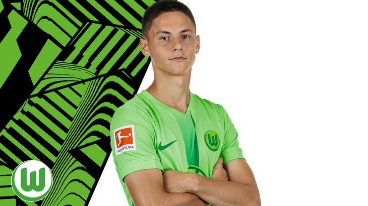 VfL-Wolfsburg-Spieler Bence Dardai mit verschränkten Armen.