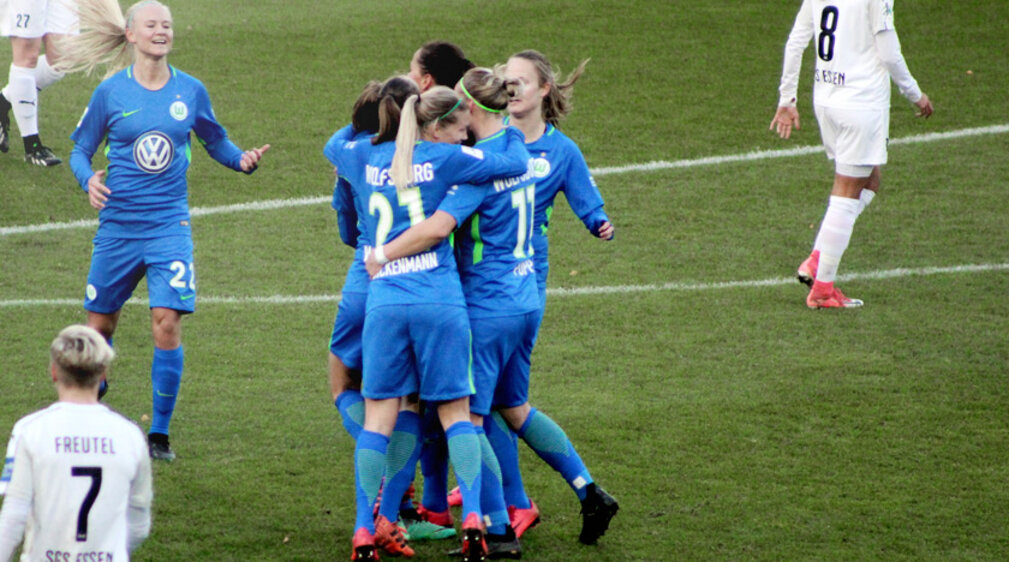 Die Frauen des VfL Wolfsburg bejubeln den Sieg über die SGS Essen. 