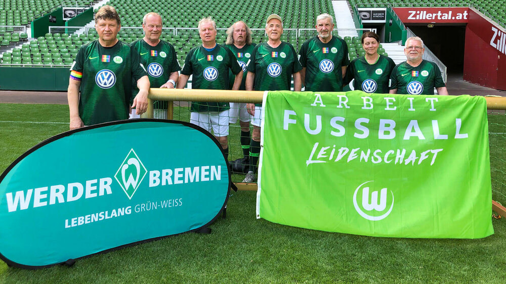 Die Walking Football Mannschaft des VfL Wolfsburg im Weserstadion in Bremen. 
