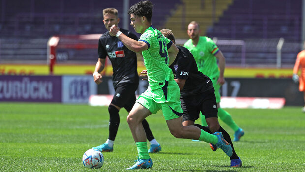 Der VfL Wolfsburg-Spieler Matthew Meier läuft mit dem Ball.