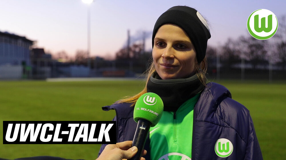 VfL Wolfsburg Wölfe TV Grafik mit Spielerin Tabea Wasmuth auf dem Platz des AOK Stadions.