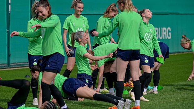 Die Spielerinnen des VfL Wolfsburg haben Spaß im Abschlusstraining vor dem UWCL Spiel gegen Arsenal.