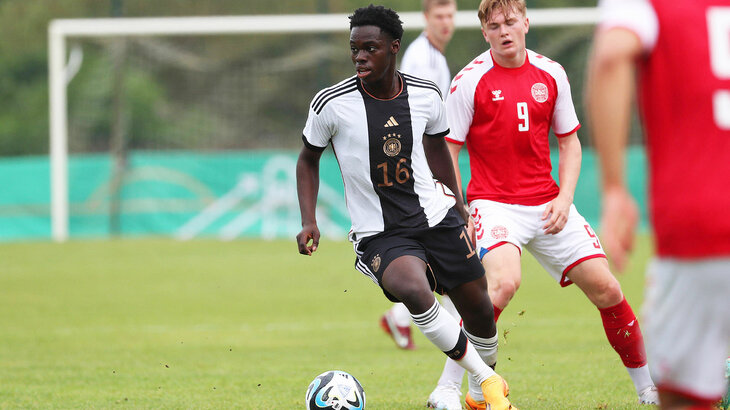 Kofi Amoako, U19-Spieler des VfL Wolfsburg, trägt das deutsche Nationaltrikot und hält Ausschau nach seinen Mitspielern.
