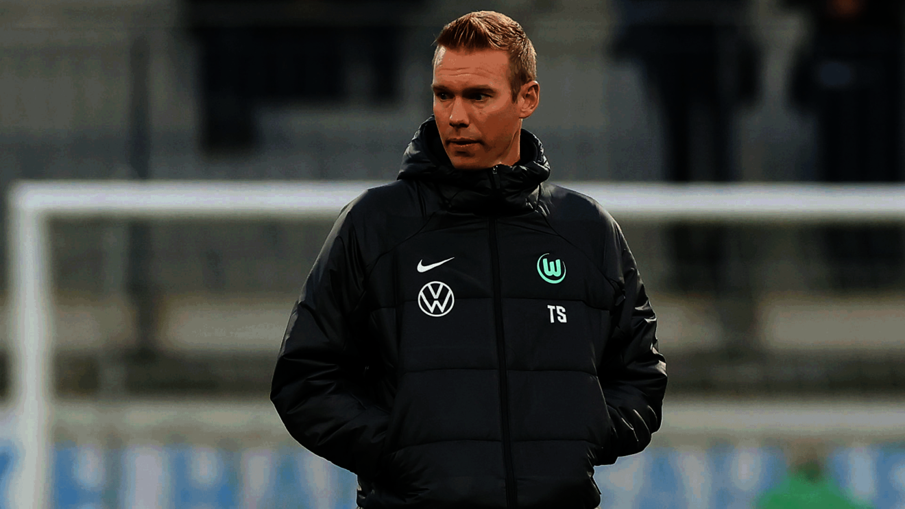 VfL Wolfsburg Trainer Tommy Stroot beim Spiel gegen den MSV Duisburg.