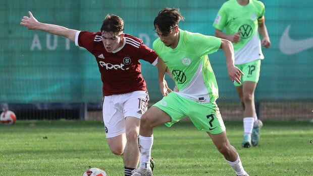 Der U17-Spieler des VfL Wolfsburg, Alessandro Crimaldi, stellt sein rechtes Bein vor den Gegner.