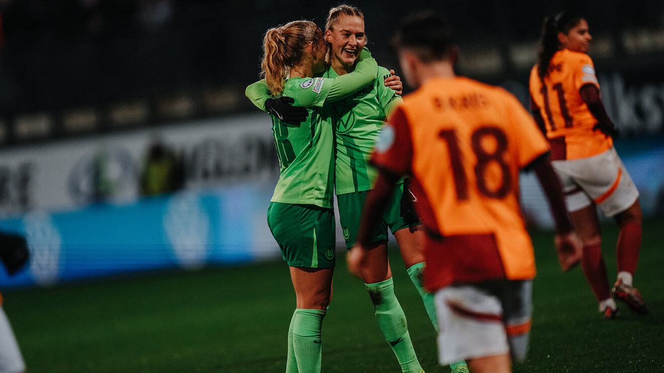 Die VfL-Wolfsburg-Spielerinnen Justine Kielland und Janina Minge liegen sich in den Armen.
