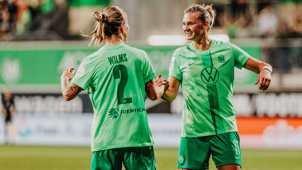 VfL-Wolfsburg-Spielerin Lynn Wilms und Alexandra Popp klatschen sich ab und jubeln.