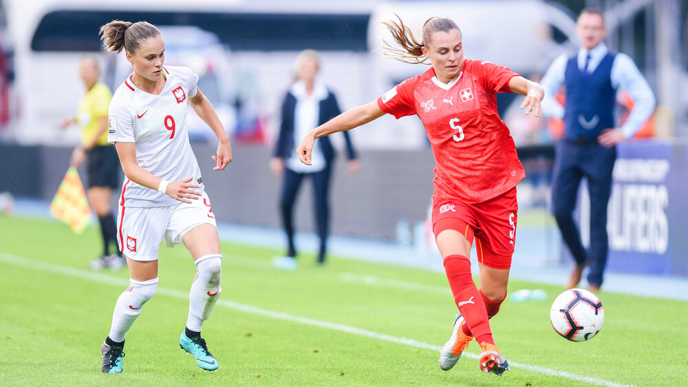 Ewa Pajor und Noelle Maritz während eines Länderspiels Polens gegen die Schweiz.